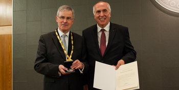 Prof. Dr. Gerhard Muth (rechts) mit Akademiepräsident Prof. Dr. Gernot Wilhelm